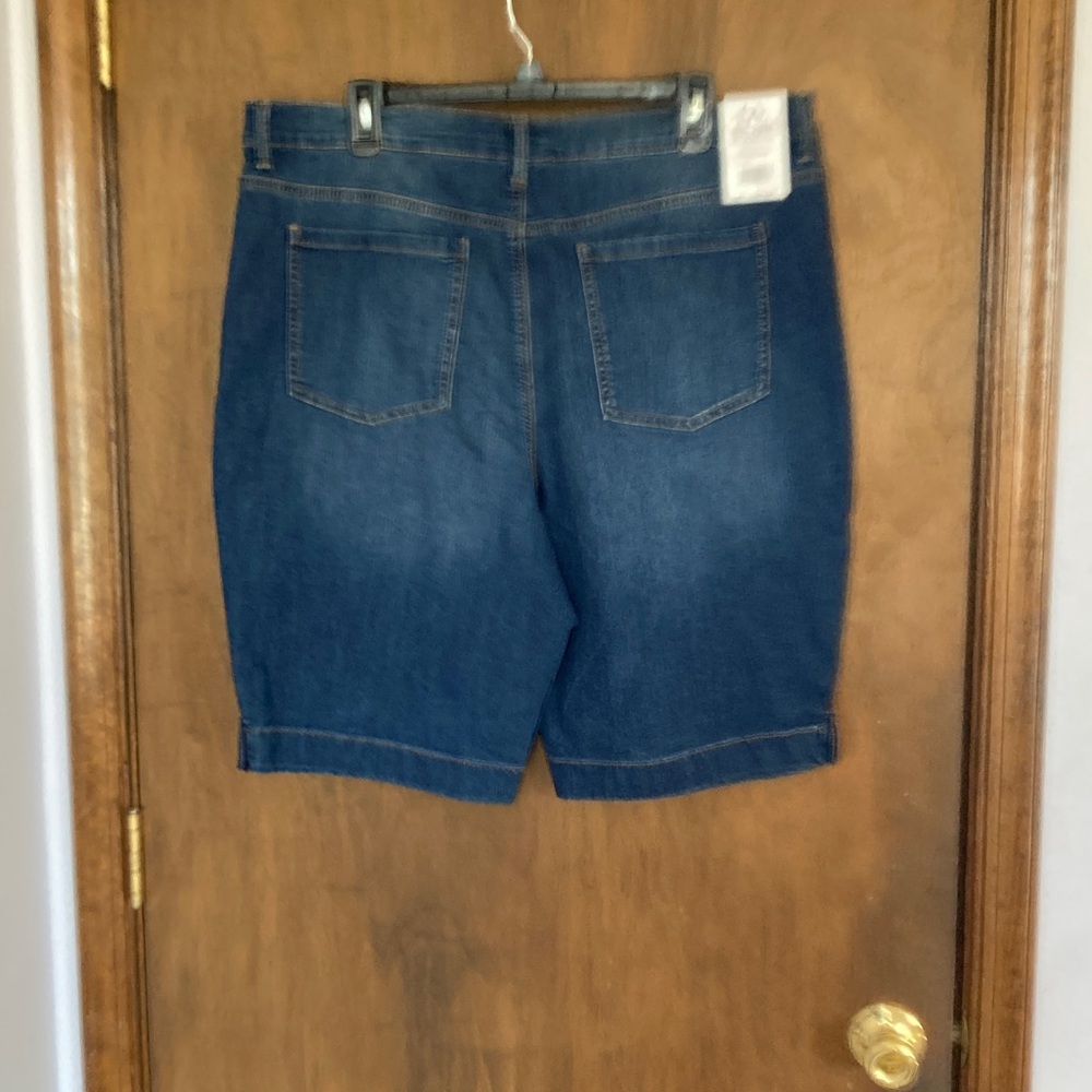 Gloria Vanderbilt Amanda Bermuda with built in slimming panel with stretch 18 - Picture 14 of 17